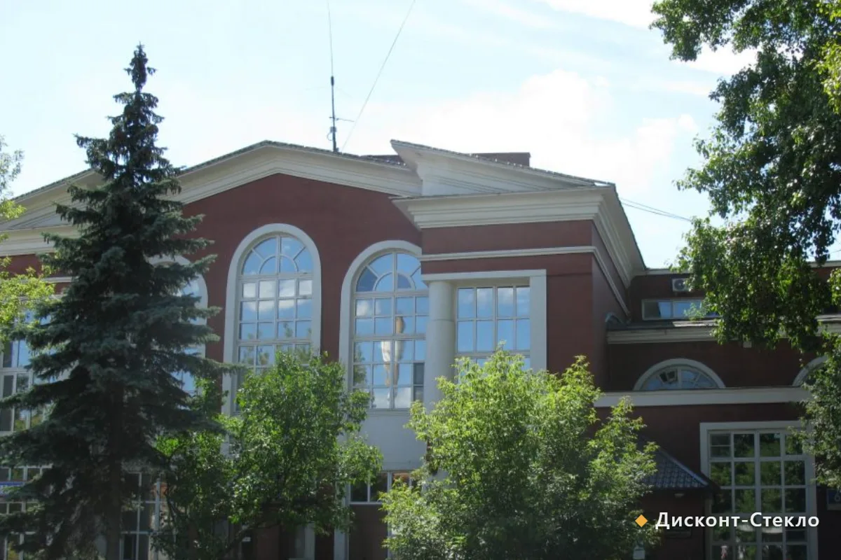 Заводские ящики листового стекла на складе перед отправкой в Подольск